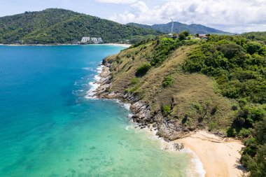 Phuket Adası Tayland 'da yaz mevsiminde güzel bir sahil manzarası.