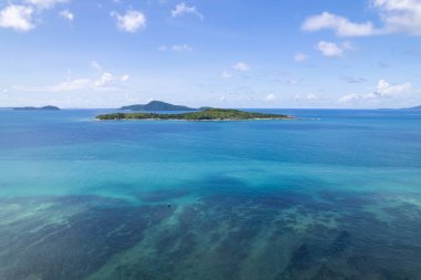 Phuket Adası Tayland 'da yaz mevsiminde güzel bir deniz manzarası.