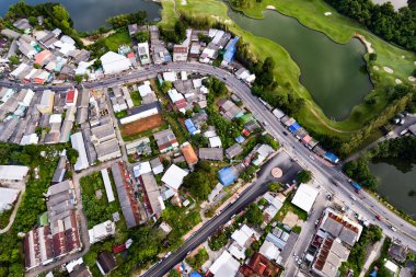 Güneşli zamanlarda konutların ve garaj yollarının hava manzarası. Sıkıca doldurulmuş evler. Phuket thailand 'daki ev inşaatının üst manzarası.