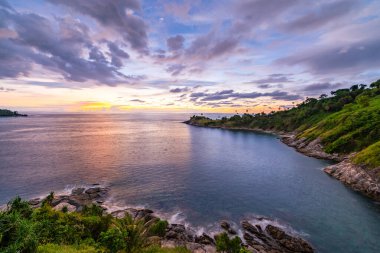 Laem Promthep 'in doğa manzarası Güzel günbatımı ya da gündoğumu manzarası andaman denizinde, şaşırtıcı deniz manzarası phuket thaile ve güzel doğa arka planı