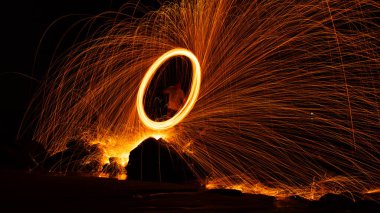 Swing yangın girdap çelik yün Işık Fotoğrafçılık refleks su güzel gündoğumu veya günbatımı zaman içinde uzun pozlama hızı hareket tarzı hafif taşla üzerinde