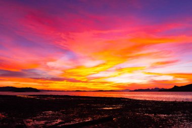 Günbatımı gökyüzü, Doğa güzel Gün batımı ya da deniz üzerinde gün doğumu, renkli dramatik manzara gökyüzü, inanılmaz bulutlar ve günbatımı gökyüzü ışığı arkaplanı