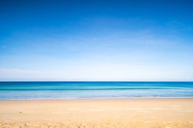 Güneşli yaz günü arka planında güzel kumsal ve kum dokusu