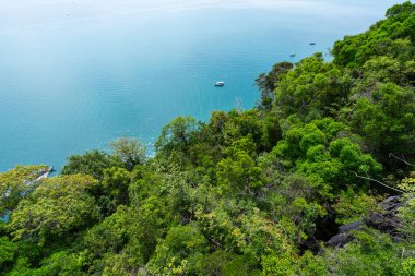 Yaz mevsiminde yüksek mevsimlik deniz manzaralı güzel deniz manzarası
