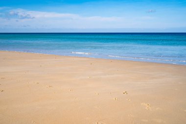 Güneşli yaz günü arka planında güzel kumsal ve kum dokusu