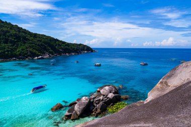 Similan Adaları 'nda kumlu sahillere dalgaların çarptığı güzel bir sahil. Similan 8 numaralı tropik deniz adası. Similan Ulusal Parkı, Phang nga Tayland.