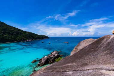Similan Adaları 'nda kumlu sahillere dalgaların çarptığı güzel bir sahil. Similan 8 numaralı tropik deniz adası. Similan Ulusal Parkı, Phang nga Tayland.