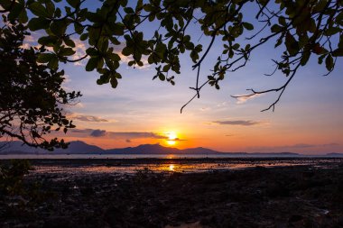 Günbatımı gökyüzü, Doğa güzel Gün batımı ya da deniz üzerinde gün doğumu, renkli dramatik manzara gökyüzü, inanılmaz bulutlar ve günbatımı gökyüzü ışığı arkaplanı