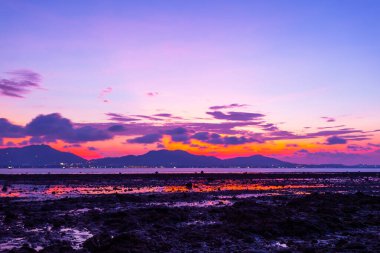 Günbatımı gökyüzü, Doğa güzel Gün batımı ya da deniz üzerinde gün doğumu, renkli dramatik manzara gökyüzü, inanılmaz bulutlar ve günbatımı gökyüzü ışığı arkaplanı