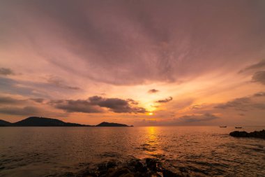 Günbatımı gökyüzü, Doğa güzel Gün batımı ya da deniz üzerinde gün doğumu, renkli dramatik manzara gökyüzü, inanılmaz bulutlar ve günbatımı gökyüzü ışığı arkaplanı