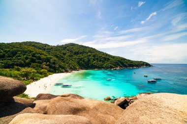 Similan Adaları 'nda kumlu sahillere dalgaların çarptığı güzel bir sahil. Similan 8 numaralı tropik deniz adası. Similan Ulusal Parkı, Phang nga Tayland.