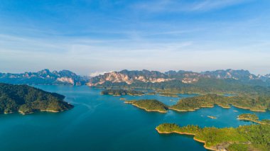 Havadan görünümü dron atış sahne dağ tropik yağmur ormanı Tayland