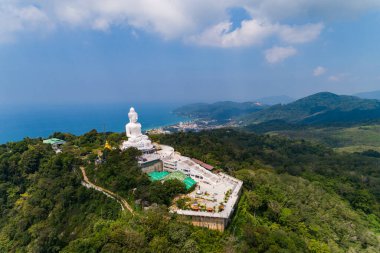 Büyük Buda 'nın Phuket Tayland' daki yüksek dağdan geçişi ve insansız hava aracı görüntüsü konsepti