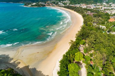 Güneşli yaz gününün arka planında güzel deniz plajı ve dalga dokusu, Phuket Tayland