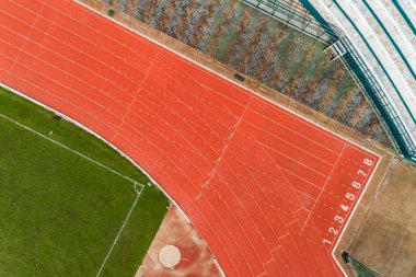 Yukarıdan boş futbol sahasının havadan görünüşü etrafında raylar var. Phuket Tayland 'daki birçok spor disiplini için harika bir stadyum.