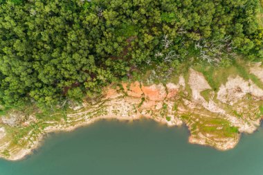 Hava manzaralı Tropikal yağmur ormanları dağları, tepedeki yeşil orman arka planı