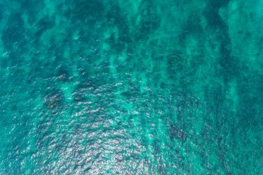 Deniz yüzeyi hava manzarası, Kuş bakışı fotoğraf mavi dalgalar ve su yüzeyi dokusu Mavi deniz arka planı Harika manzara deniz arka planı