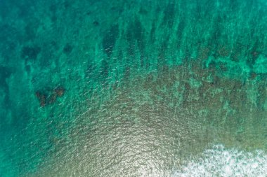 Deniz yüzeyi hava manzarası, Kuş bakışı fotoğraf mavi dalgalar ve su yüzeyi dokusu Mavi deniz arka planı Harika manzara deniz arka planı
