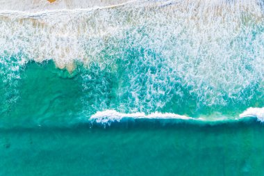 Güneşli yaz gününün arka planında güzel deniz plajı ve dalga dokusu, Phuket Tayland