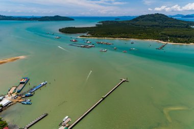 Hava aracının kuş bakışı fotoğrafı. Güzel adadaki küçük köprünün fotoğrafı. İnanılmaz deniz doğası manzarası.