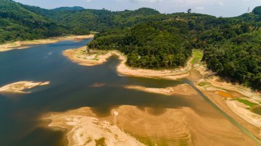 Göl veya göl ile kuru toprak, doğa çevresi kavramı
