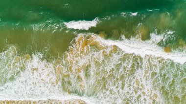 Güneşli yaz gününün arka planında güzel deniz plajı ve dalga dokusu, Phuket Tayland