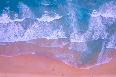 Üst manzara güzel deniz plajı ve güneşli yaz günü arka planında dalga dokusu, Phuket plajı Tayland