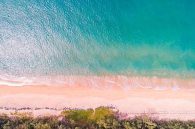 Üst manzara güzel deniz plajı ve güneşli yaz günü arka planında dalga dokusu, Phuket plajı Tayland