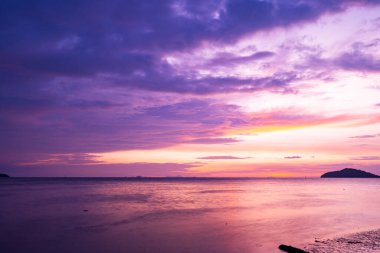 Günbatımı gökyüzü arkaplanı, manzara manzara güzel Gün batımı ya da deniz üzerinde gün doğumu, renkli bulutlar gökyüzü manzarası, inanılmaz bulutlar ve günbatımı gökyüzü ışığı arkaplanı