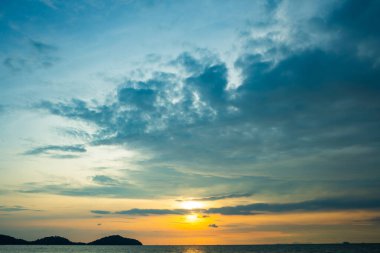 Günbatımı gökyüzü arkaplanı, manzara manzara güzel Gün batımı ya da deniz üzerinde gün doğumu, renkli bulutlar gökyüzü manzarası, inanılmaz bulutlar ve günbatımı gökyüzü ışığı arkaplanı