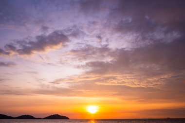 Günbatımı gökyüzü arkaplanı, manzara manzara güzel Gün batımı ya da deniz üzerinde gün doğumu, renkli bulutlar gökyüzü manzarası, inanılmaz bulutlar ve günbatımı gökyüzü ışığı arkaplanı
