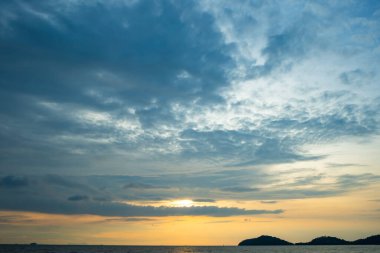 Günbatımı gökyüzü arkaplanı, manzara manzara güzel Gün batımı ya da deniz üzerinde gün doğumu, renkli bulutlar gökyüzü manzarası, inanılmaz bulutlar ve günbatımı gökyüzü ışığı arkaplanı
