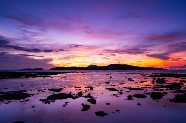 Günbatımı gökyüzü arkaplanı, manzara manzara güzel Gün batımı ya da deniz üzerinde gün doğumu, renkli bulutlar gökyüzü manzarası, inanılmaz bulutlar ve günbatımı gökyüzü ışığı arkaplanı
