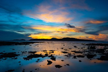 Günbatımı gökyüzü arkaplanı, manzara manzara güzel Gün batımı ya da deniz üzerinde gün doğumu, renkli bulutlar gökyüzü manzarası, inanılmaz bulutlar ve günbatımı gökyüzü ışığı arkaplanı