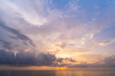 Günbatımı gökyüzü arkaplanı, manzara manzara güzel Gün batımı ya da deniz üzerinde gün doğumu, renkli bulutlar gökyüzü manzarası, inanılmaz bulutlar ve günbatımı gökyüzü ışığı arkaplanı