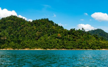 Tayland 'daki tropikal yağmur ormanı zirvesi, Tayland adaları Khao Sok Ulusal Parkı' ndaki göl manzarası, inanılmaz doğa manzarası.