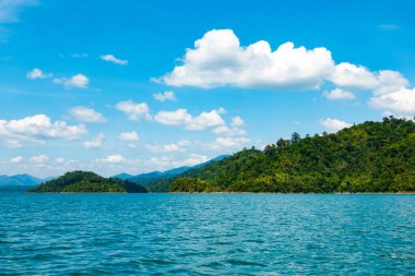 Tayland 'daki tropikal yağmur ormanı zirvesi, Tayland adaları Khao Sok Ulusal Parkı' ndaki göl manzarası, inanılmaz doğa manzarası.