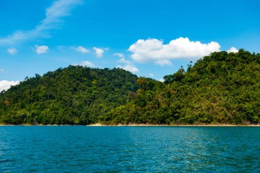 Tayland 'daki tropikal yağmur ormanı zirvesi, Tayland adaları Khao Sok Ulusal Parkı' ndaki göl manzarası, inanılmaz doğa manzarası.