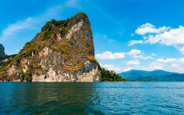 Tayland 'daki tropikal yağmur ormanı zirvesi, Tayland adaları Khao Sok Ulusal Parkı' ndaki göl manzarası, inanılmaz doğa manzarası.