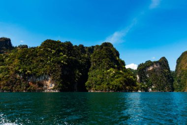 Tayland 'daki tropikal yağmur ormanı zirvesi, Tayland adaları Khao Sok Ulusal Parkı' ndaki göl manzarası, inanılmaz doğa manzarası.