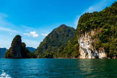 Tayland 'daki tropikal yağmur ormanı zirvesi, Tayland adaları Khao Sok Ulusal Parkı' ndaki göl manzarası, inanılmaz doğa manzarası.