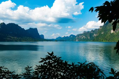 Tayland 'daki tropikal yağmur ormanı zirvesi, Tayland adaları Khao Sok Ulusal Parkı' ndaki göl manzarası, inanılmaz doğa manzarası.
