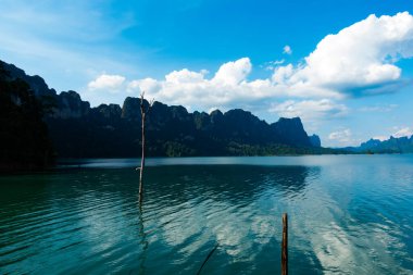 Tayland 'daki tropikal yağmur ormanı zirvesi, Tayland adaları Khao Sok Ulusal Parkı' ndaki göl manzarası, inanılmaz doğa manzarası.