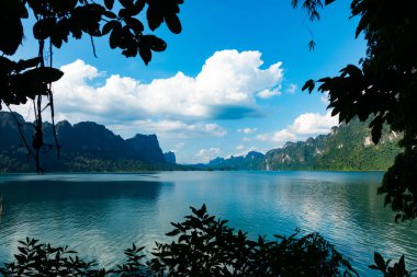 Tayland 'daki tropikal yağmur ormanı zirvesi, Tayland adaları Khao Sok Ulusal Parkı' ndaki göl manzarası, inanılmaz doğa manzarası.