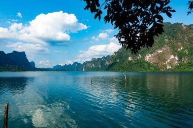 Tayland 'daki tropikal yağmur ormanı zirvesi, Tayland adaları Khao Sok Ulusal Parkı' ndaki göl manzarası, inanılmaz doğa manzarası.