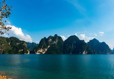 Tayland 'daki tropikal yağmur ormanı zirvesi, Tayland adaları Khao Sok Ulusal Parkı' ndaki göl manzarası, inanılmaz doğa manzarası.