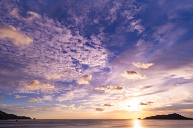 Günbatımı gökyüzü arkaplanı, manzara manzara güzel Gün batımı ya da deniz üzerinde gün doğumu, renkli bulutlar gökyüzü manzarası, inanılmaz bulutlar ve günbatımı gökyüzü ışığı arkaplanı