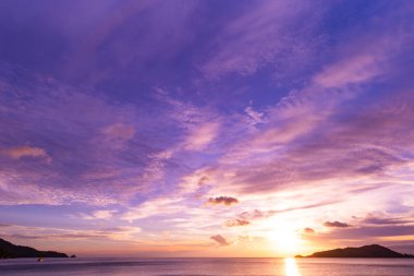 Günbatımı gökyüzü arkaplanı, manzara manzara güzel Gün batımı ya da deniz üzerinde gün doğumu, renkli bulutlar gökyüzü manzarası, inanılmaz bulutlar ve günbatımı gökyüzü ışığı arkaplanı