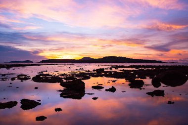 Günbatımı gökyüzü arkaplanı, manzara manzara güzel Gün batımı ya da deniz üzerinde gün doğumu, renkli bulutlar gökyüzü manzarası, inanılmaz bulutlar ve günbatımı gökyüzü ışığı arkaplanı