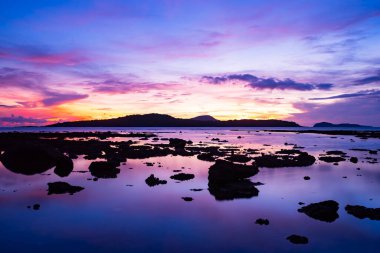 Günbatımı gökyüzü arkaplanı, manzara manzara güzel Gün batımı ya da deniz üzerinde gün doğumu, renkli bulutlar gökyüzü manzarası, inanılmaz bulutlar ve günbatımı gökyüzü ışığı arkaplanı